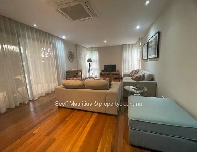 Luxury flat with private garden and swimming pool - Residential area