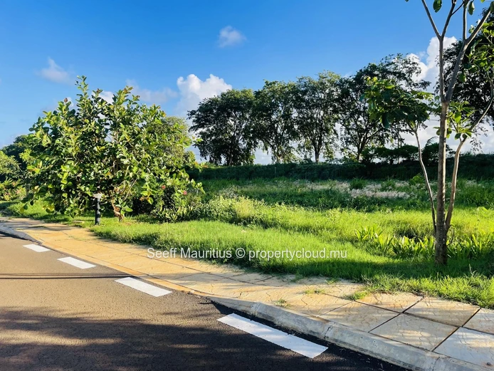  Exclusive Serviced Plot with Premium Benefits