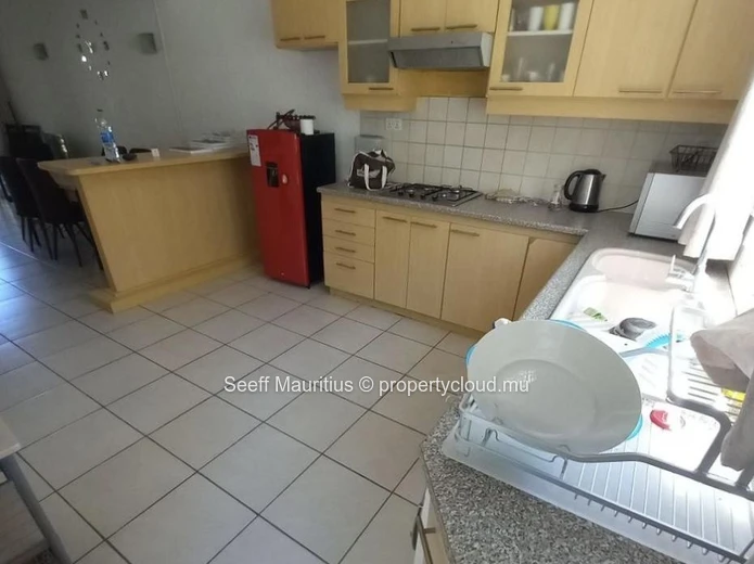 Spacious 3-Bedroom Ground-Floor Apartment | Steps from the Beach