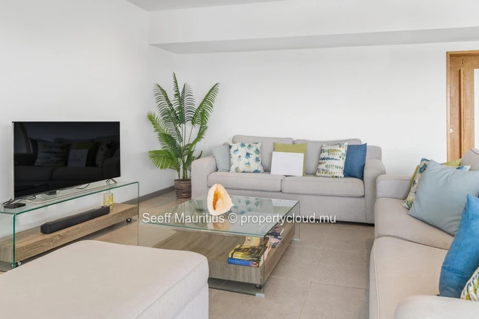 Serene Penthouse Retreat with Pool & Bar