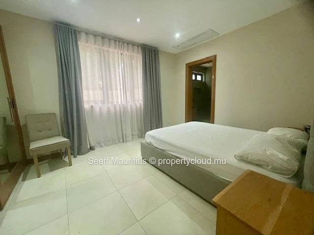 Luxury flat with private garden and swimming pool - Residential area