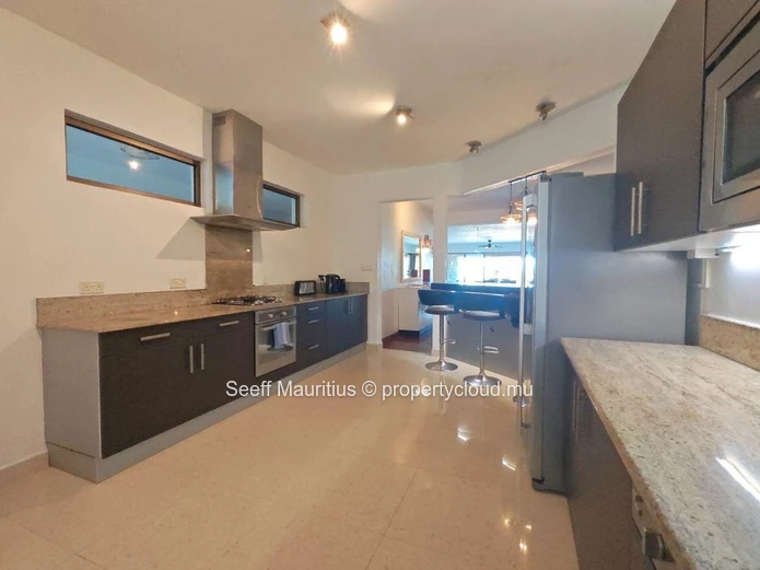 Luxury Seaview  3-Bed En-Suite Apartment with Private Pool. 