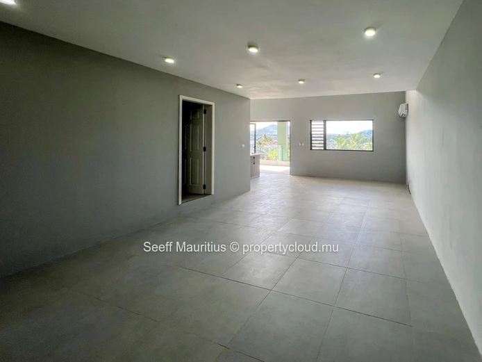 Élégant Penthouse Duplex – Flic en Flac | Vue Montagne | Piscine Privée