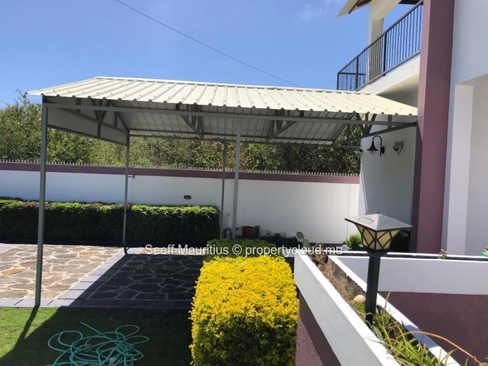 Modern 4-Bedroom Villa with Coin de Mire Views – Pereybere
