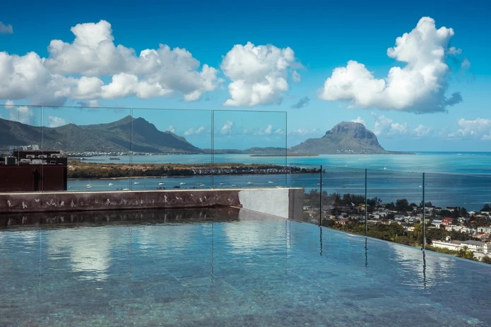 Island Dream: Stunning Villa with Infinite Lagoon Views
