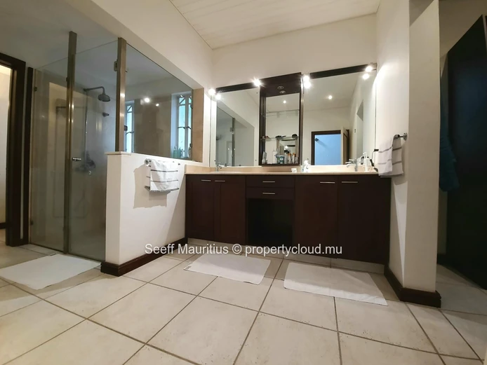 Superb Villa: Sea and Mountain Views