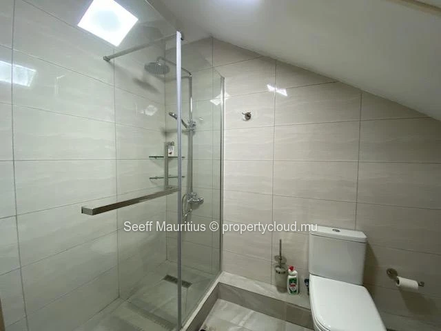 Villa For Sale: Spacious Mountain Retreat with Private Pool
