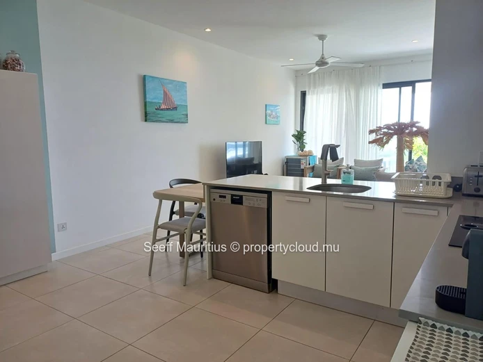 Beachfront Bliss: Luxury Apartment with Stunning Sea Views in Poste Lafayette 