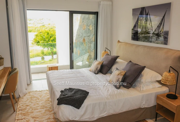 Riverside Oasis: Experience Luxury Living in the Heart of Nature
