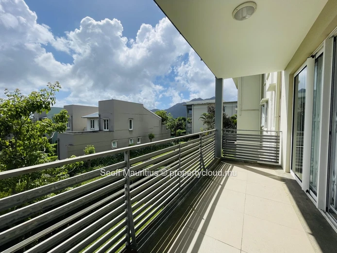 Central Haven: Ideal Apartment Proximity to Schools, Shopping, and Daily Amenities 
