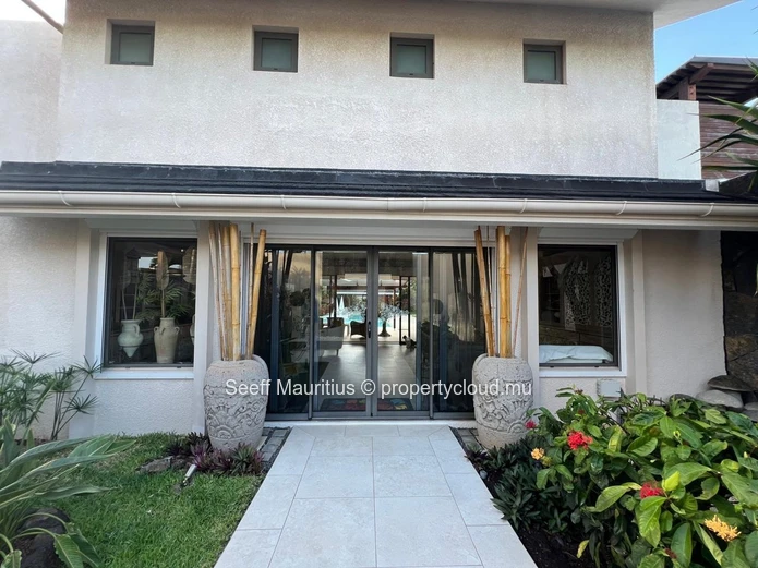 Luxury Living in the North: Villa with Pool, Office, and Studio