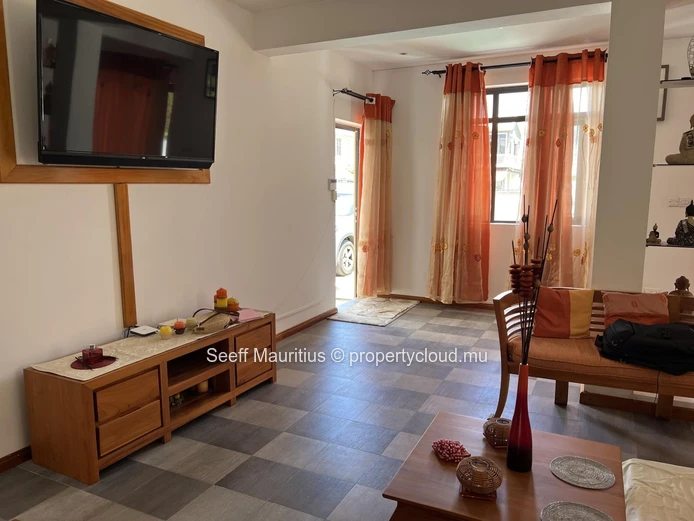 Spacieuse maison de 3 chambres avec piscine | À proximité de la plage, cafés et supermarché