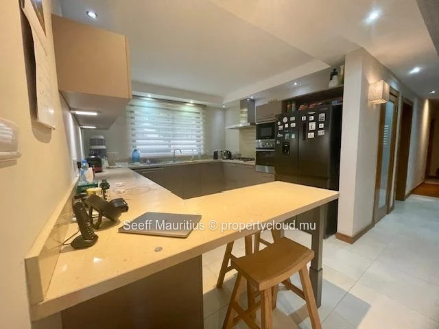 Luxury flat with private garden and swimming pool - Residential area