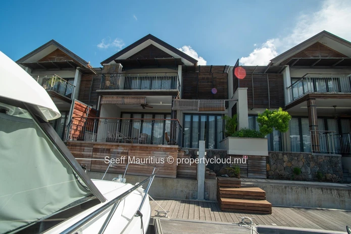 Duplex au bord des vagues