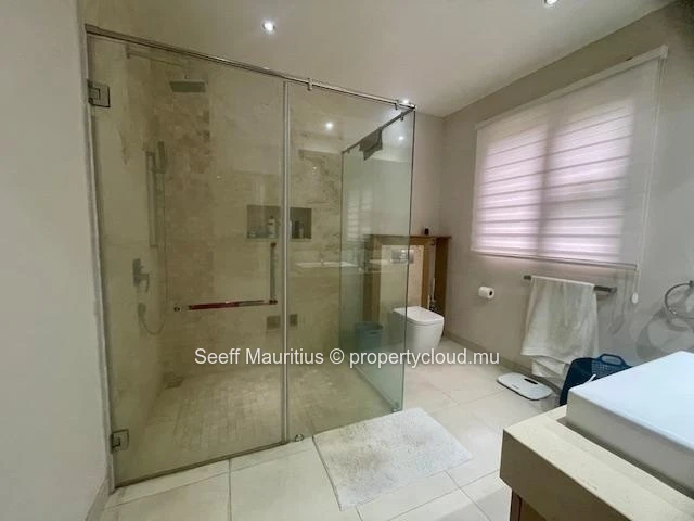 Luxury flat with private garden and swimming pool - Residential area