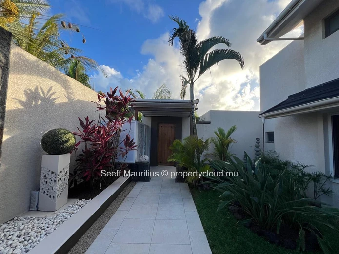 Luxury Living in the North: Villa with Pool, Office, and Studio