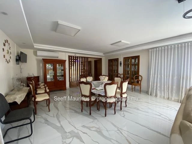 Villa For Sale: Spacious Mountain Retreat with Private Pool