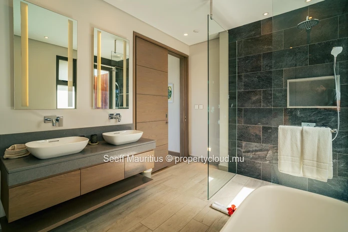 Modern Elegance: Luxurious Villa with Spectacular Views