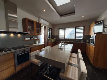 6 Bedroom House