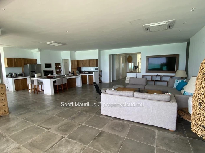 Oceanfront Oasis: Luxurious Beachfront Penthouse with Breathtaking Views