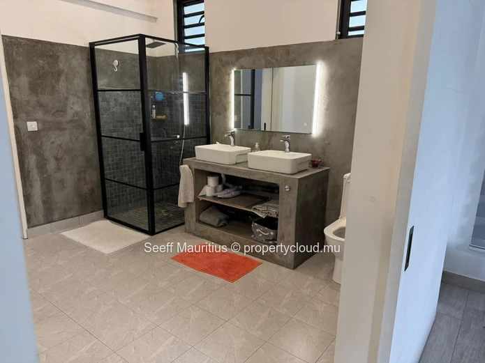Rare Find: Spacious & Secure Turnkey Villa in Gated Morcellement