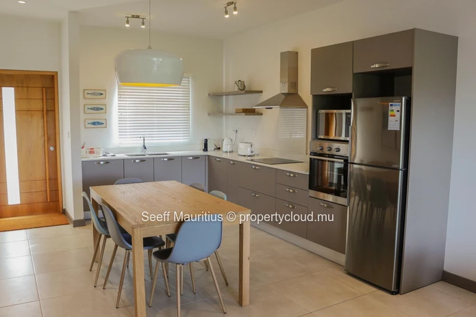 Riverside Oasis: Experience Luxury Living in the Heart of Nature