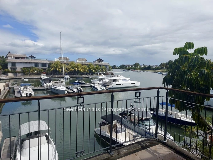 Duplex avec Amarrage Privé Dans Une Marina