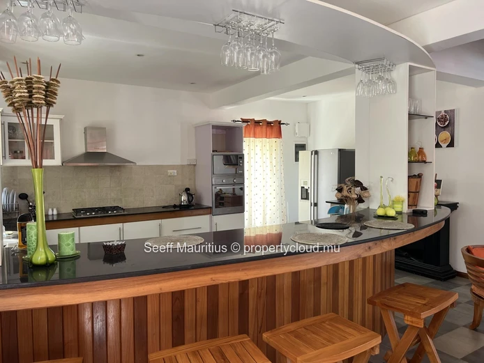 Spacieuse maison de 3 chambres avec piscine | À proximité de la plage, cafés et supermarché