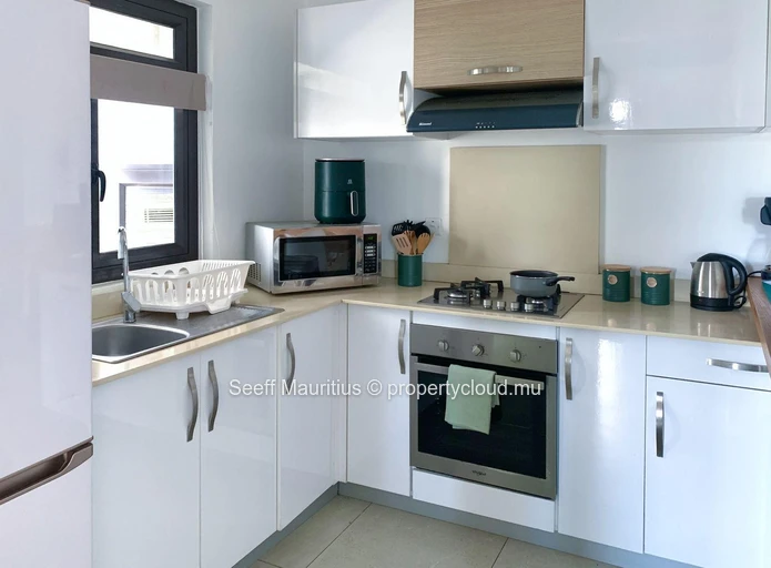 2-bedroom flat with swimming pool and parking 