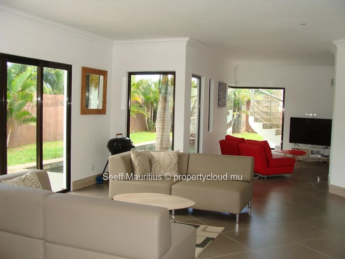 Superb house in large residence near the sea
