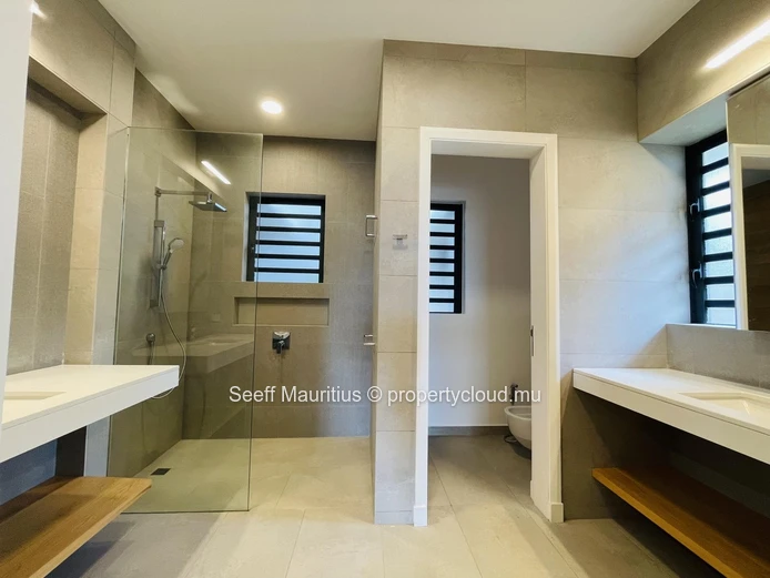Spacious & Elegant Apartment with Stunning Mountain Views 