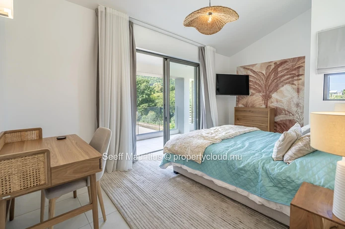 Luxurious Villa with Private Pool for Sale - Secure Residence!