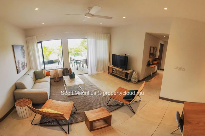 Riverside Oasis: Experience Luxury Living in the Heart of Nature