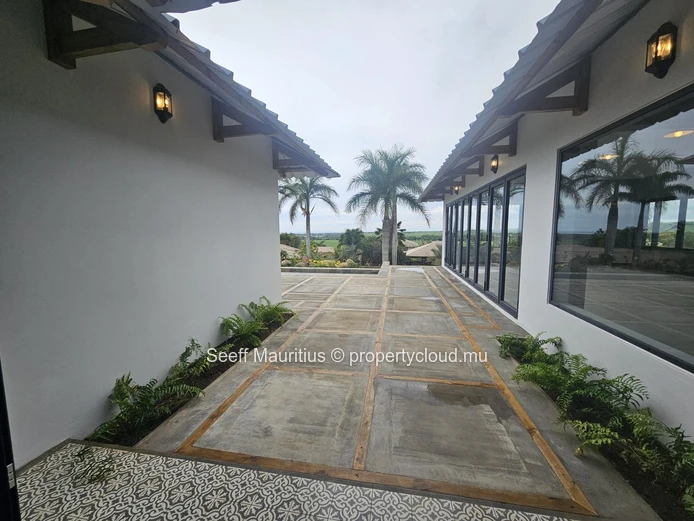 Elegant Family Villa with Private Pool, Ensuites & Ample Storage