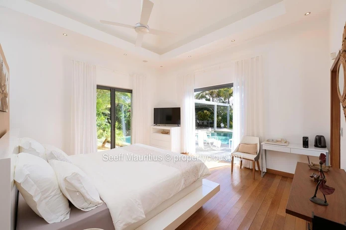 Luxurious Villa with Heated Pool and Home Automation