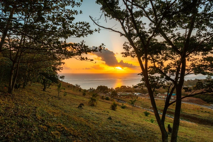 Terrain exclusif avec vue sur la montagne et la mer