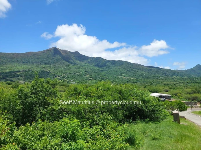 Exclusive Plot of Land: Splendid Mountain Views in a Secure Estate