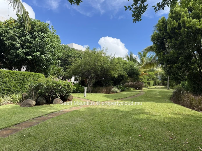 Tropical Elegance & Modern Comfort: Your 4-Bedroom Sanctuary at Azuri