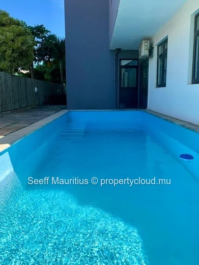 2-bedroom flat with swimming pool and parking 