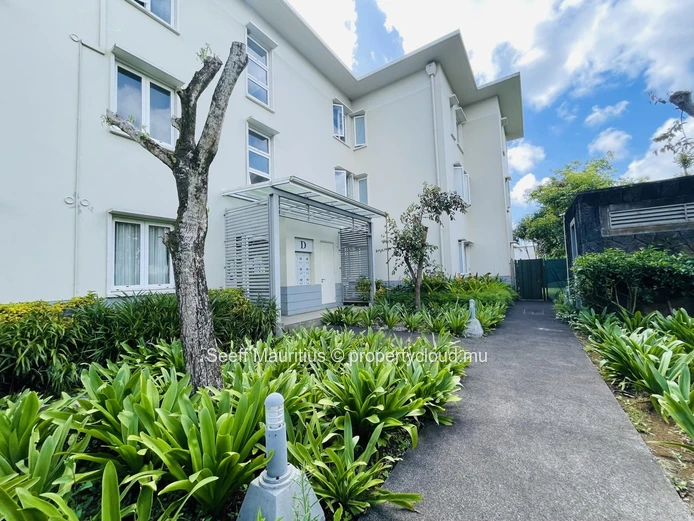 Central Haven: Ideal Apartment Proximity to Schools, Shopping, and Daily Amenities 