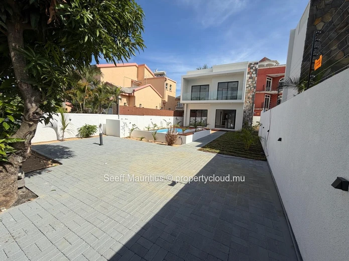 Stylish New Villa with Pool and Rooftop, Trou aux Biches