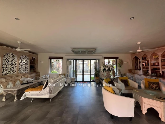 Luxury Living in the North: Villa with Pool, Office, and Studio