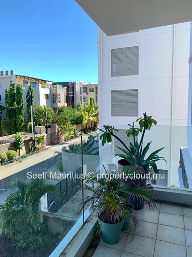 2-bedroom flat with swimming pool and parking 