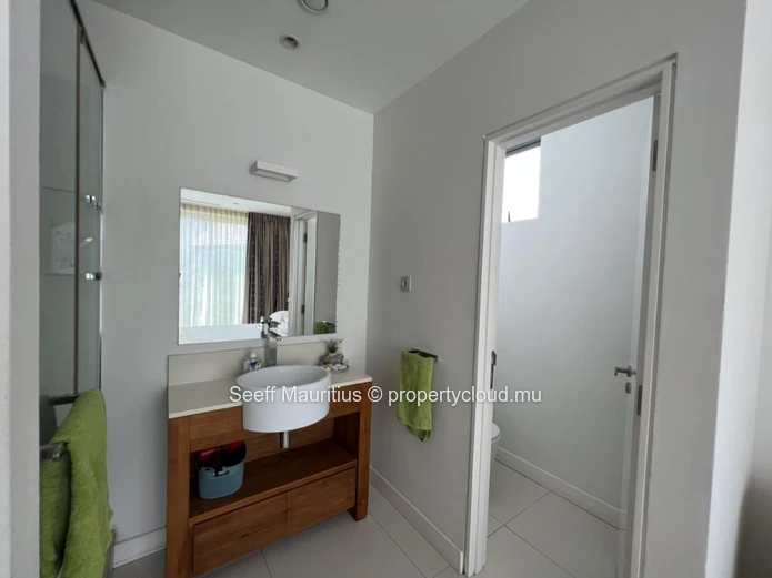Spacious 5-Bedroom Villa with Rooftop Pool