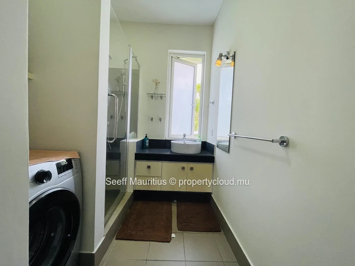 Central Haven: Ideal Apartment Proximity to Schools, Shopping, and Daily Amenities 