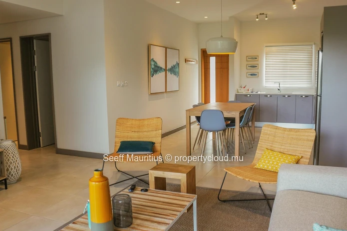 Riverside Oasis: Experience Luxury Living in the Heart of Nature