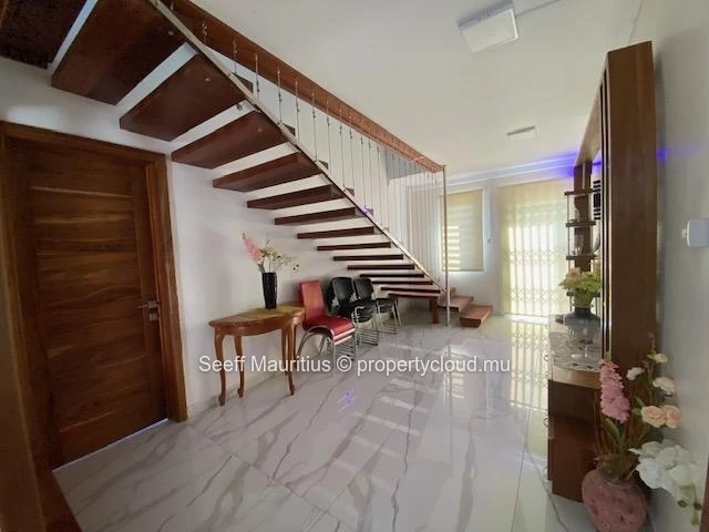 Villa For Sale: Spacious Mountain Retreat with Private Pool