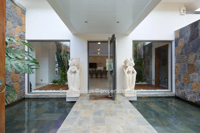 Luxurious Villa with Heated Pool and Home Automation