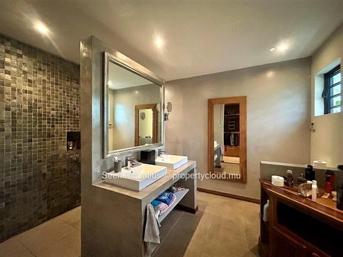 Gated Villa with Superb Mountain Views