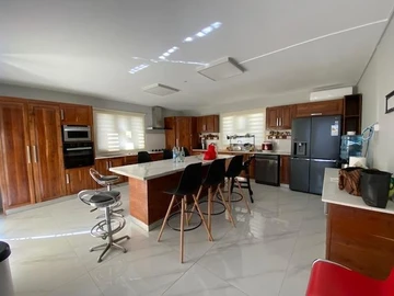 6 Bedroom House